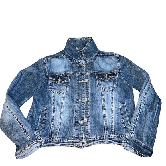 Maurice’s Wash Jean Jacket adorned with assorted patches women's medium - Picture 2 of 15